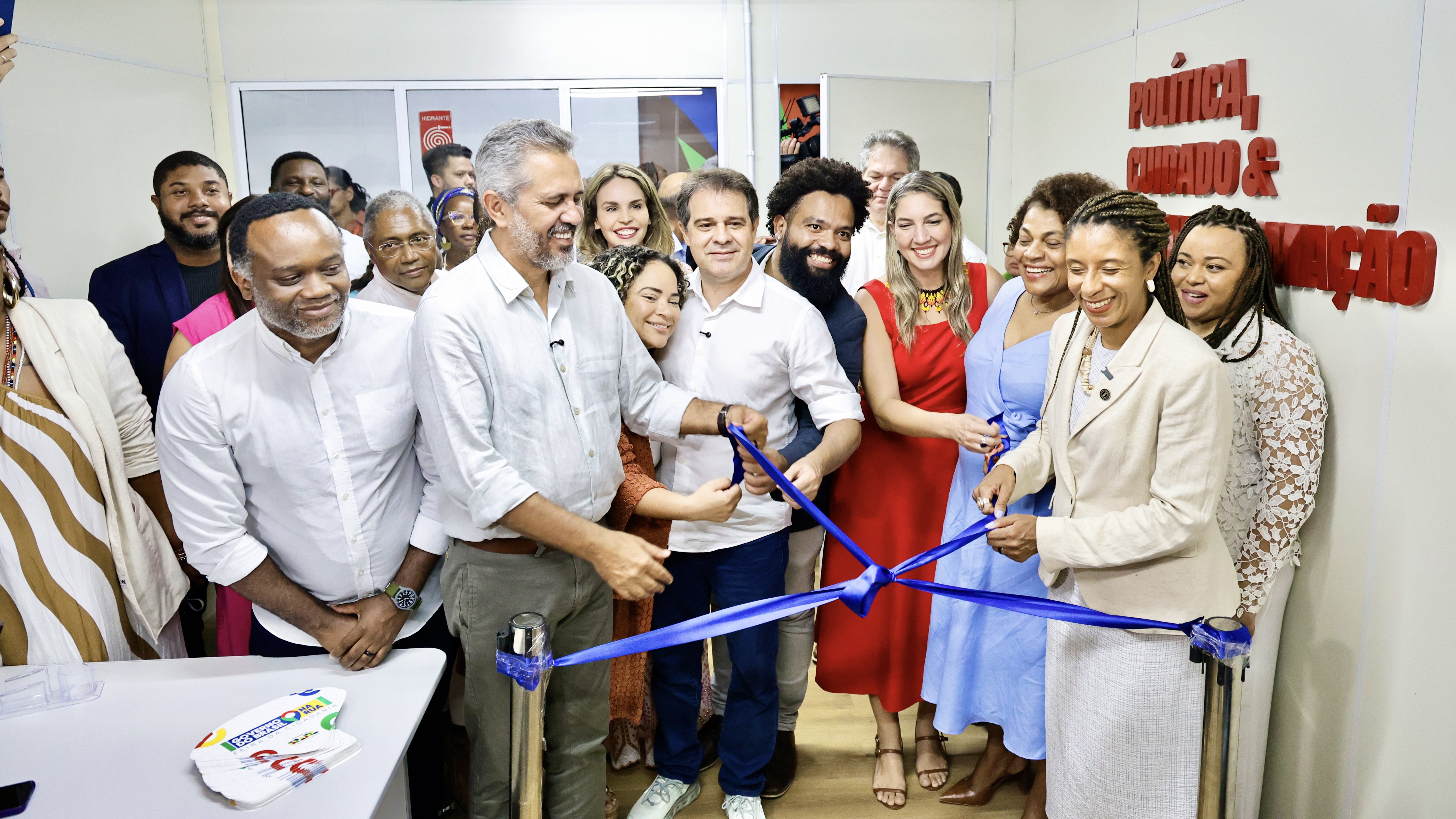 grupo de pessoas posa para a foto